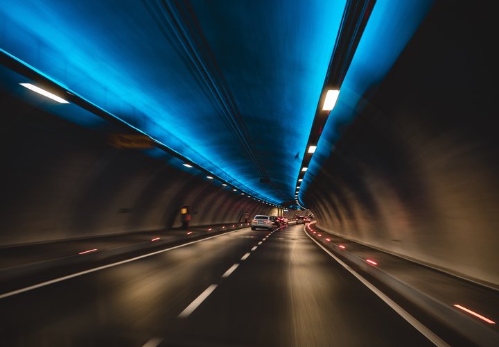 Tunnel mit blauer Beleuchtung.