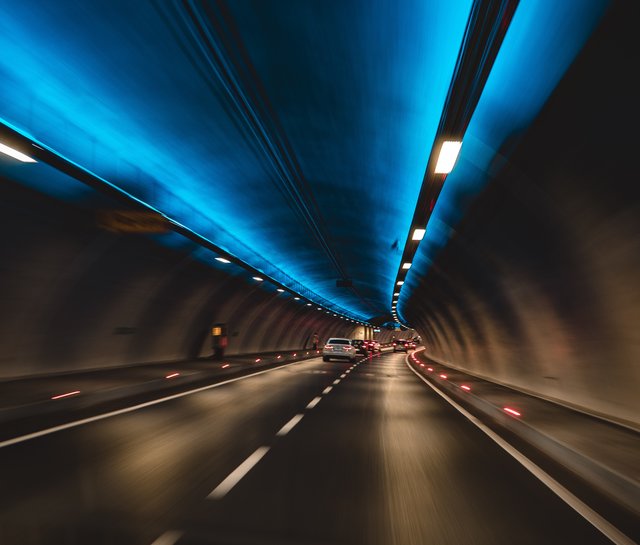 Tunnel mit blauer Beleuchtung.